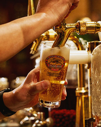 ビール注ぐシーン